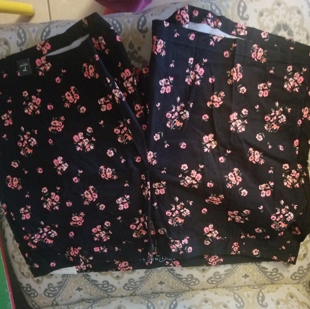 Boutique floral black shorts. 24W